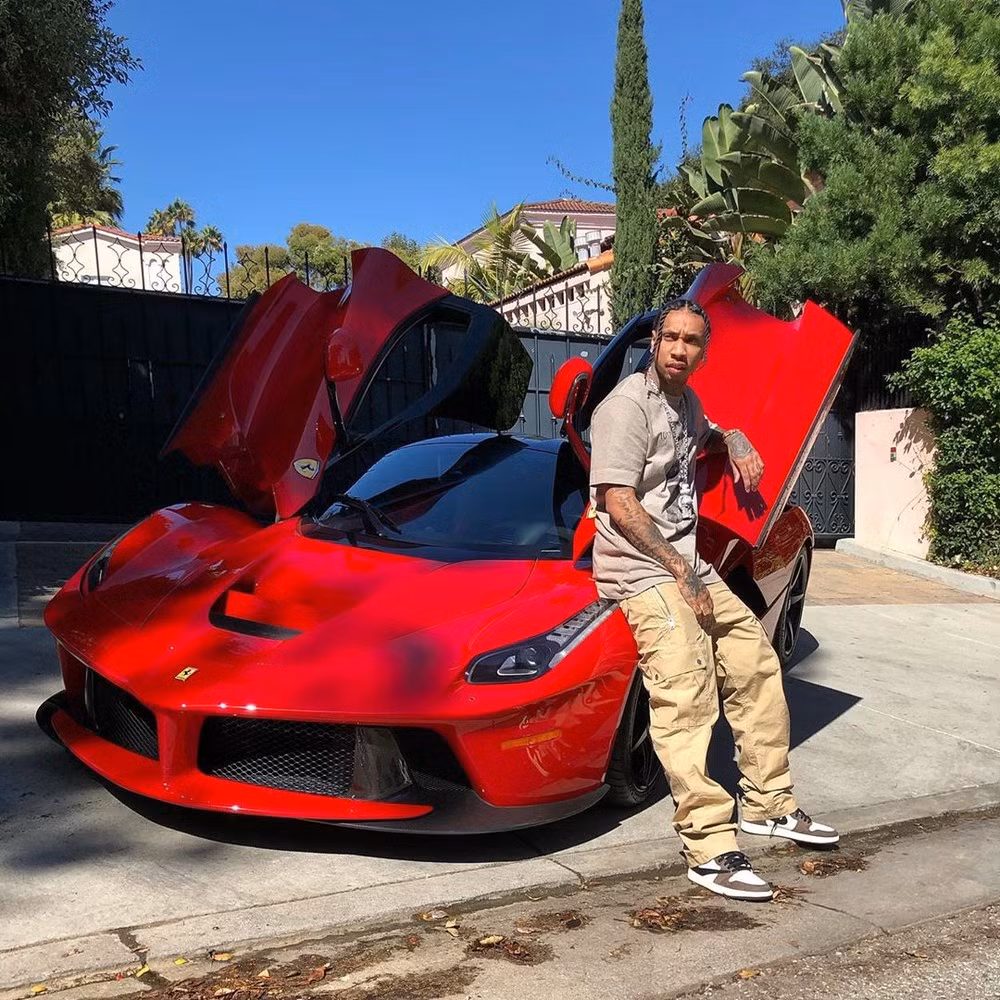 Rapper Tyga cũng nổi tiếng ăn chơi và sành điệu. Anh từng tậu siêu xe Ferrari LaFerrari.