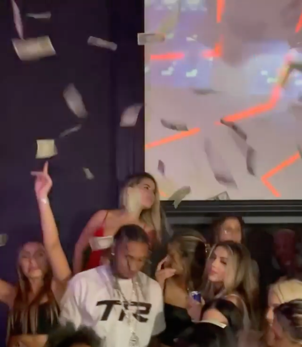 Theo đó, rapper Tyga tay cầm hàng xấp đô la, rồi tung lên không, từng tập tiền rơi lả tả xuống người những cô gái nóng bỏng đang nhảy nhót trong club.