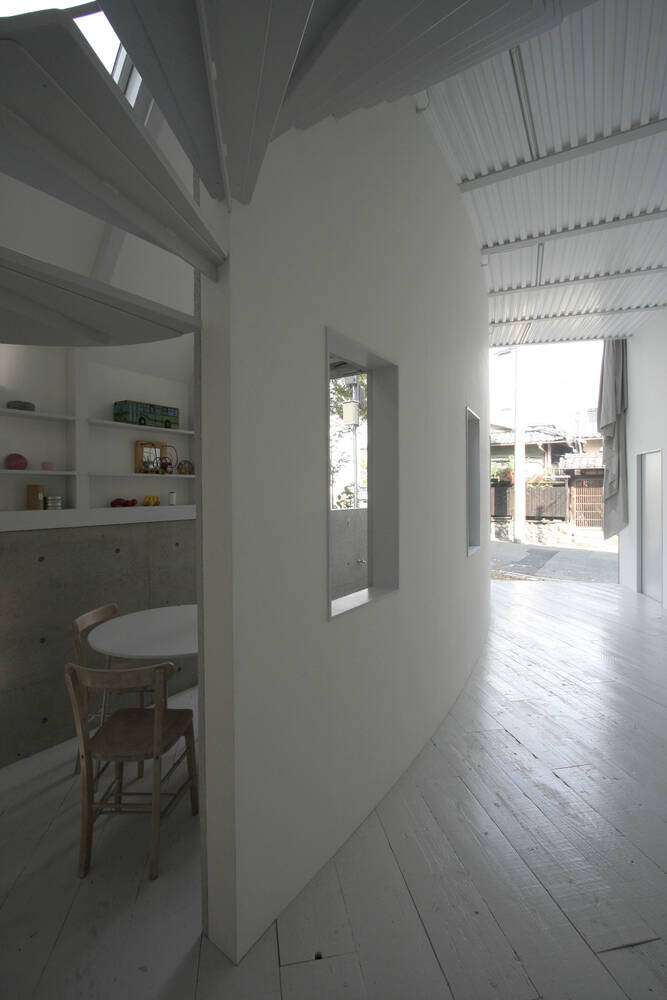 Góc cong của tường làm tăng khả năng phản chiếu ánh sáng.