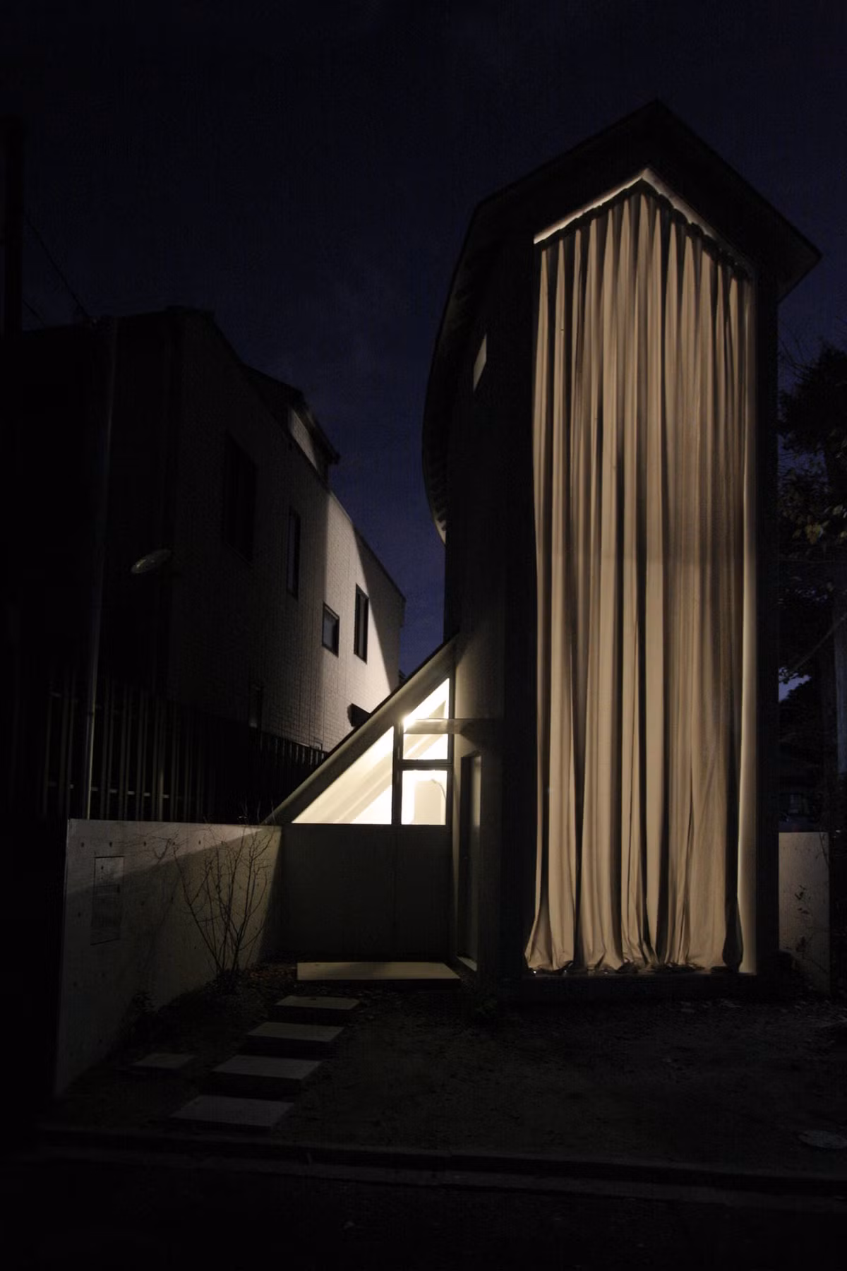 Khi được thả buông xuống, rèm lớn giúp ngôi nhà trở nên riêng tư và kín đáo.