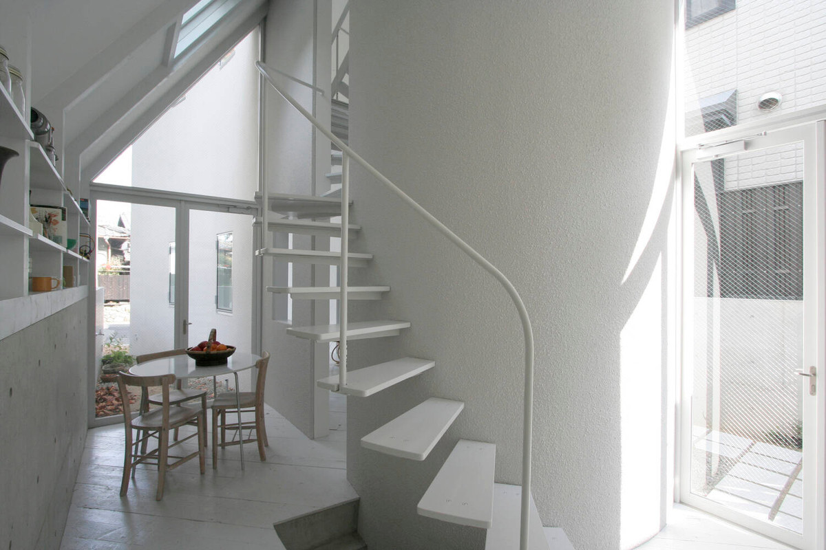 Cầu thang thiết kế theo hình xoắn ốc có độ dốc cao giúp tiết kiệm đáng kể không gian sinh hoạt cho gia đình.