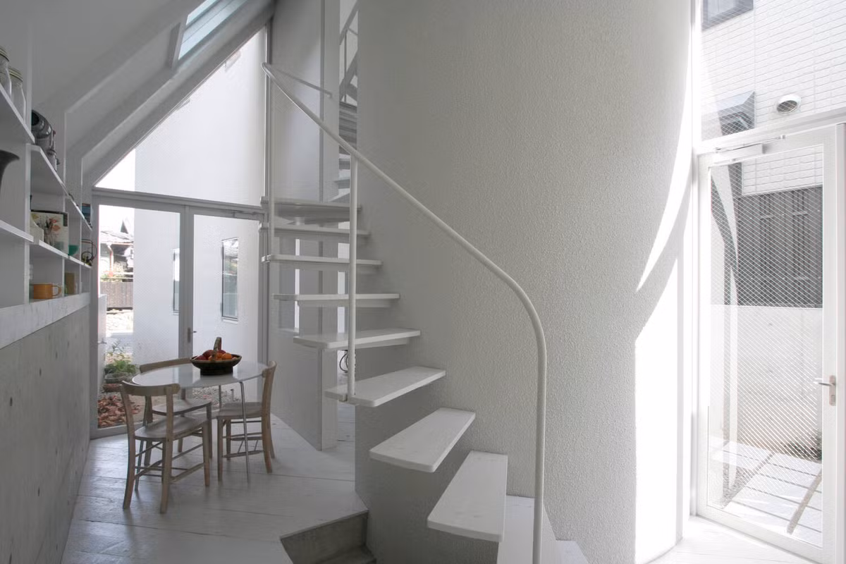 Cầu thang thiết kế theo hình xoắn ốc có độ dốc cao giúp tiết kiệm đáng kể không gian sinh hoạt cho gia đình.