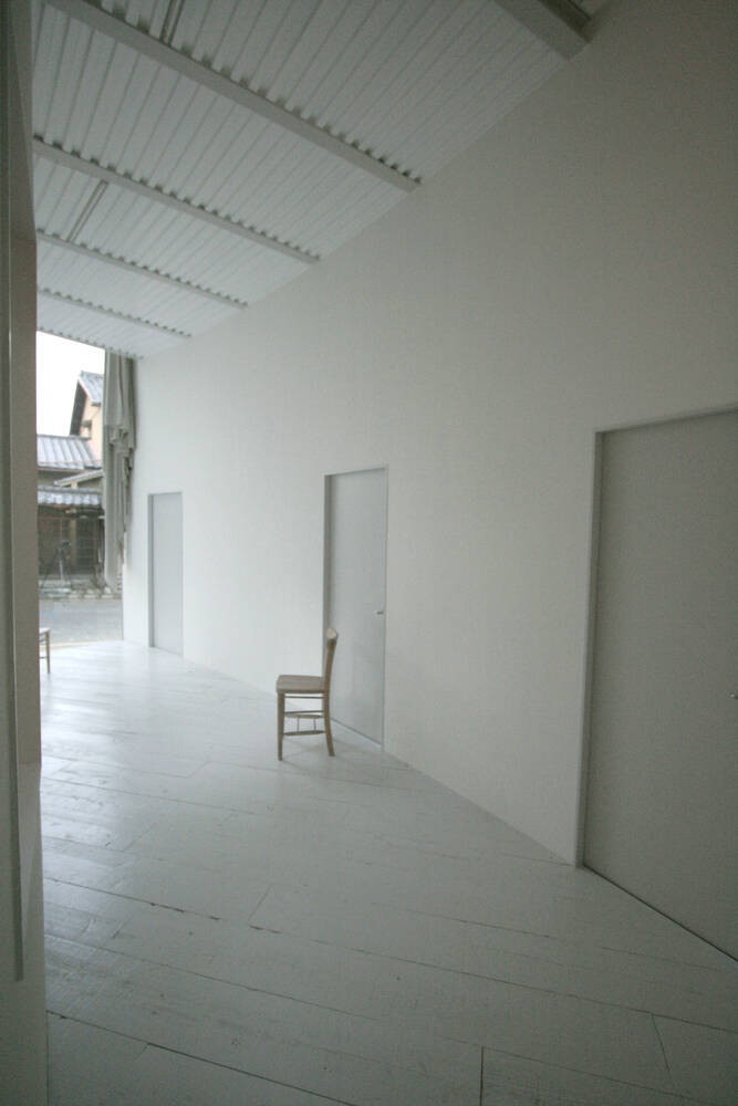 Mặt sau nhà rộng mở tạo nên sự thống nhất từ trước ra sau giúp không gian luôn thông thoáng.