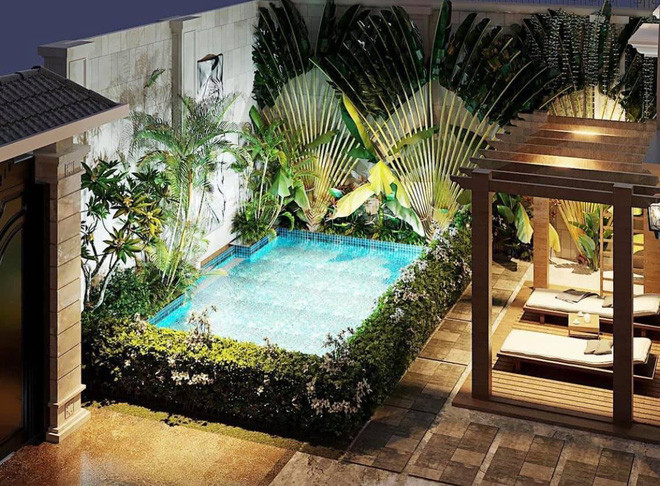 Từ cổng vào là khoảnh sân rộng rãi trồng nhiều cây cối đẹp mắt. Ấn tượng nhất là chiếc hồ bơi được thiết kế hoành tráng không kém gì các resort 5 sao.