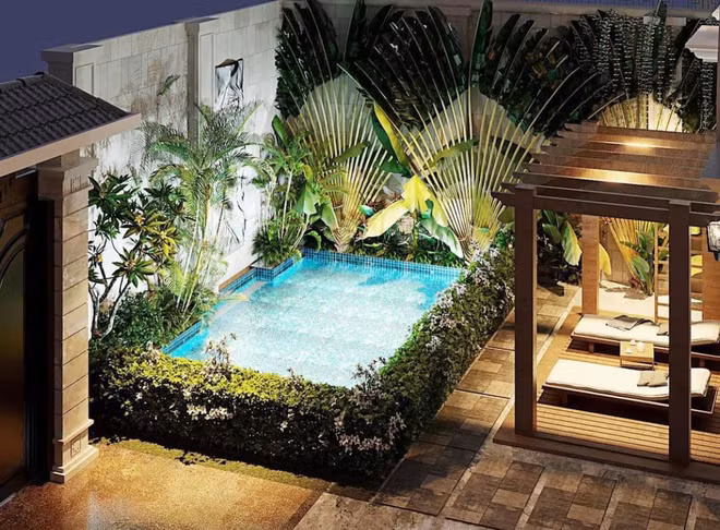 Từ cổng vào là khoảnh sân rộng rãi trồng nhiều cây cối đẹp mắt. Ấn tượng nhất là chiếc hồ bơi được thiết kế hoành tráng không kém gì các resort 5 sao.