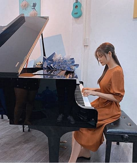 Không gian nhà Trương Quỳnh Anh chủ yếu là gam màu trung tính, thiết kế không cầu kỳ. Điểm nhấn của căn hộ là chiếc đàn piano để cô và con trai cùng tập luyện.