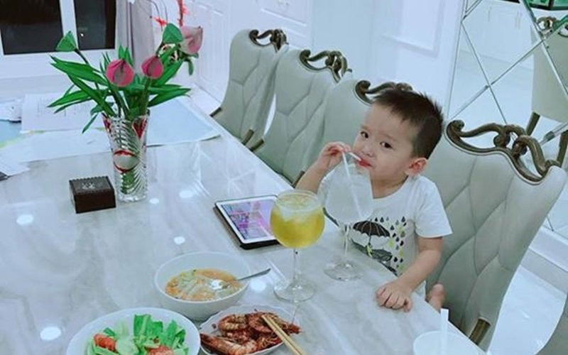 Nhờ ăn nên làm ra, Phi Thanh Vân đã mua được đồ hiệu, xe hơi và sắm nhà 10 tỷ cho con trai.