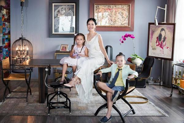 Căn nhà của 3 mẹ con Hồng Nhung được thiết kế bắt mắt với tông màu nâu - xám cùng những món đồ nội thất đầy chất thơ.