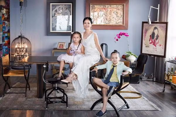 Căn nhà của 3 mẹ con Hồng Nhung được thiết kế bắt mắt với tông màu nâu - xám cùng những món đồ nội thất đầy chất thơ.