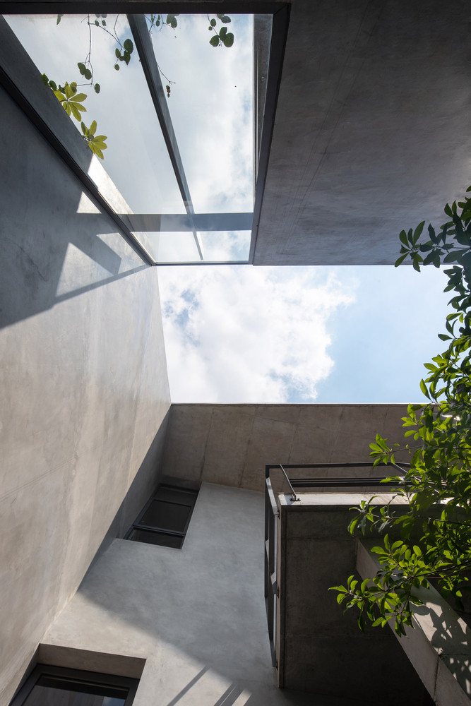 Giải pháp được đưa ra là bố trí một giếng trời lớn giúp không khí lưu thông dễ dàng.