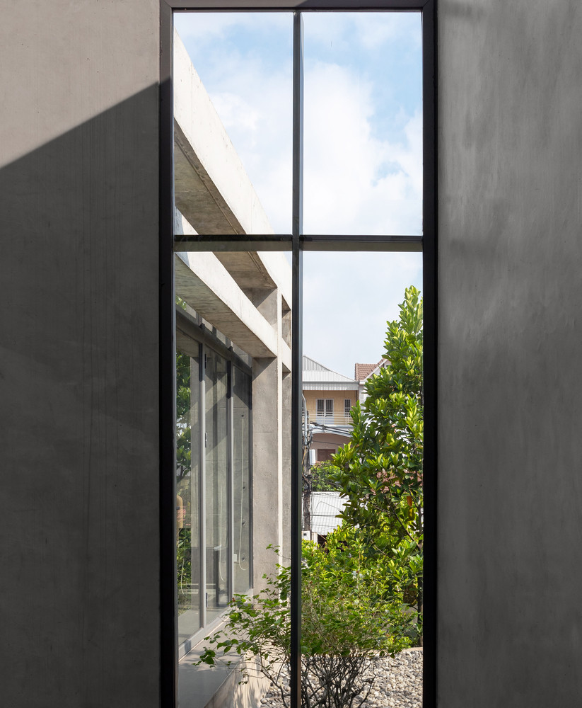 Để có tầm nhìn xuyên suốt, từ phòng khách, phòng ăn đến sân trong và sân sau, kiến trúc sư sử dụng tấm kính lớn để xóa nhòa ranh giới bên trong và bên ngoài.