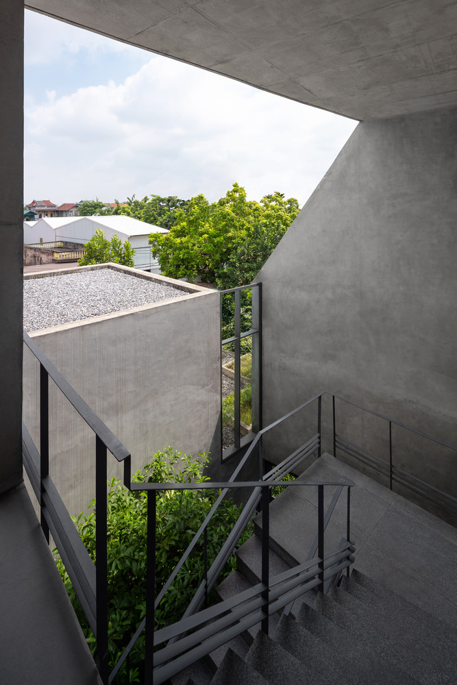 Giếng trời được ưu tiên mở lớn và trở thành một khu vực quan trọng - nơi vừa thông gió, thông sáng, vừa kết nối các thành viên trong gia đình với nhau.