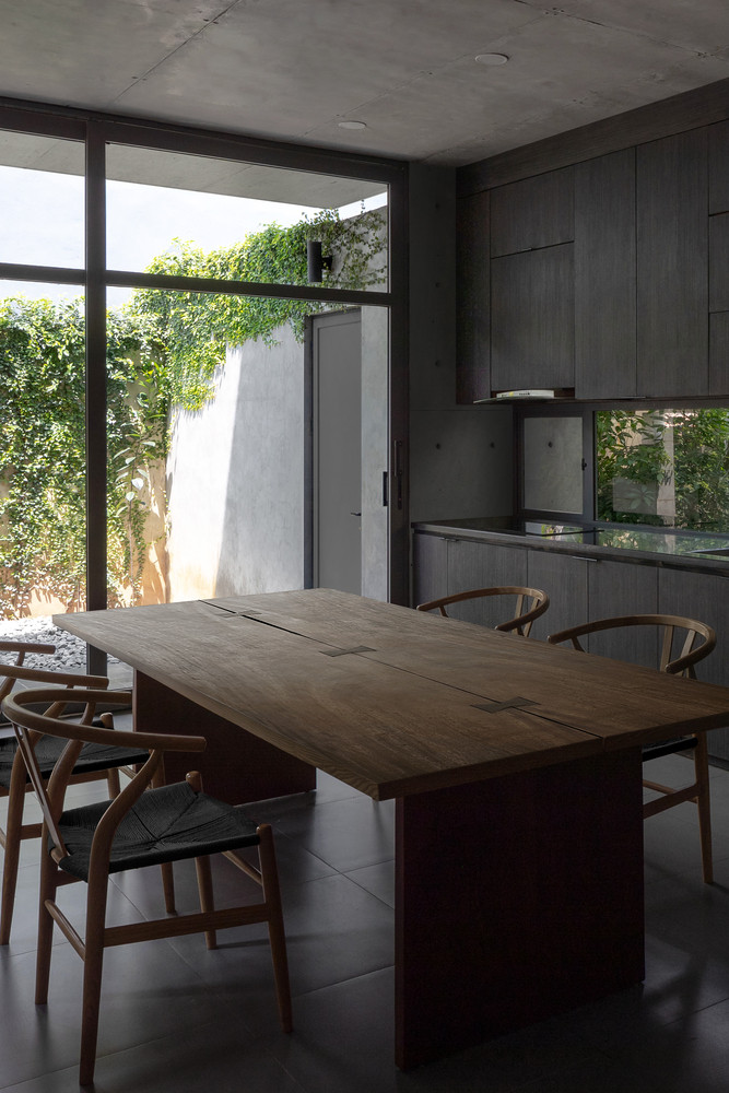 Cửa sổ không được thiết kế tại mặt tiền hướng Tây để hạn chế tối đa lượng nhiệt gay gắt vào buổi chiều. Thay vào đó, cửa sổ bố trí nhiều ở hướng Đông, Đông Nam và Nam để đón gió mát.