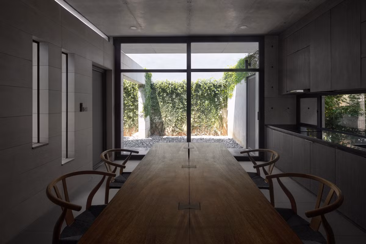 Để làm mát vào mùa hè, mái nhà được thiết kế với một lớp vật liệu cách nhiệt. Nó là lớp lưới và đá được trải lên trên nó, tạo ra một khoảng trống với trần bê tông, cho phép thoát nhiệt nhanh chóng vào buổi chiều.