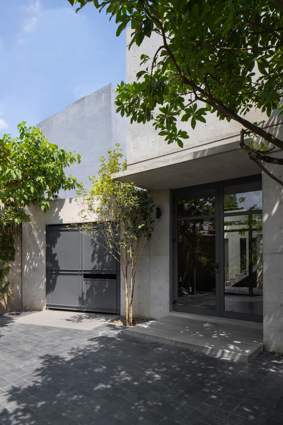 Sân trước nhà cùng cây xanh giúp gia tăng bầu không khí mát mẻ cho không gian sống bên trong.