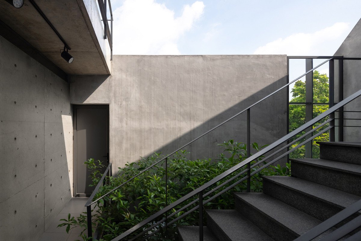 Cầu thang cũng được đặt tại đây giúp điều hòa nhiệt độ giữa các tầng lầu với nhau.