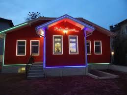 Màu đỏ được coi như là màu của thịnh vượng và quyền lực. Thế nhưng, mỗi người lại có một sở thích màu sắc khác nhau. Vì thế, lựa chọn màu sắc nào cũng phải là màu khiến cho bạn cảm thấy dễ chịu, thoải mái nhất.