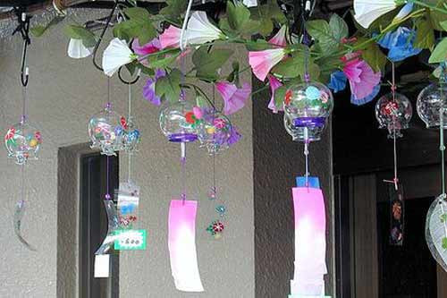 Treo chuông gió ở cửa trước sẽ thu hút sự chú ý, mời gọi những điều may mắn, an lành cho cuộc sống gia đình. Nguồn ảnh: Internet *Thông tin chỉ mang tính chất tham khảo!