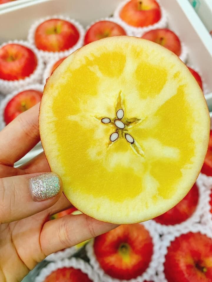 Theo người bán, nếu như táo mật thường khi bổ ra phần ruột bên trong chỉ có những tia mật nhỏ ở giữa quả, thì dòng táo mật vip của Nhật Bản bổ ra sẽ thấy lượng mật chiếm tới 70-90% phần ruột. Ảnh: FB Phạm Hương HP.