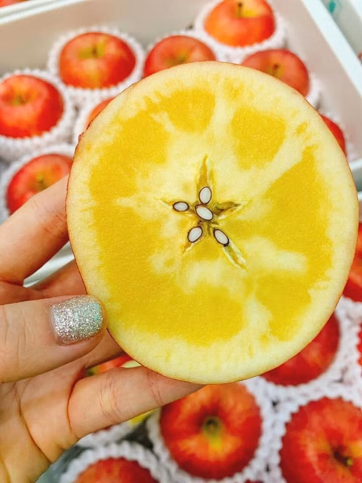 Theo người bán, nếu như táo mật thường khi bổ ra phần ruột bên trong chỉ có những tia mật nhỏ ở giữa quả, thì dòng táo mật vip của Nhật Bản bổ ra sẽ thấy lượng mật chiếm tới 70-90% phần ruột. Ảnh: FB Phạm Hương HP.