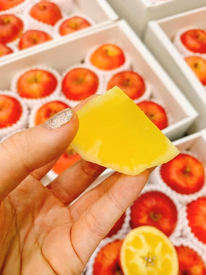 Tuy nhiên, loại táo mật xuất xứ từ Nhật Bản về Việt Nam có giá lên tới 1,3-1,5 triệu đồng/kg tùy thời điểm. Ảnh: FB Phạm Hương HP.