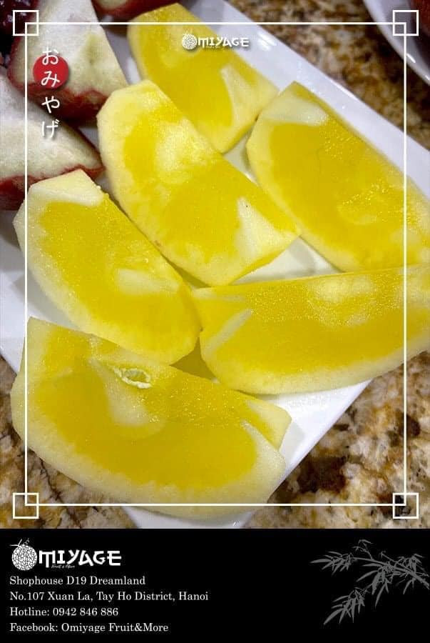 Theo quản lý một cửa hàng trái cây cao cấp tại Hà Nội, dòng táo mật Nhật vip rất hiếm, khách muốn mua đều phải đặt trước. Khách đặt muộn cũng không dễ mua được. Ảnh: FB Khuc Ngoc Anh.