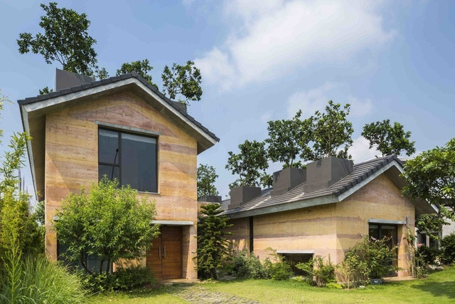 Nằm trên đường Vân Trì (Đông Anh, Hà Nội), khu nhà 2 tầng thu hút sự chú ý với thiết kế khác lạ so với các công trình trong vùng.