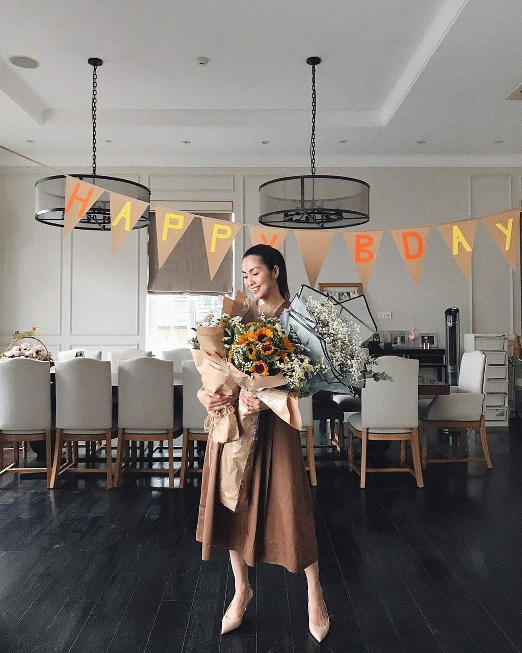 Phòng bếp trong biệt thự của Tăng Thanh Hà có diện tích lớn với bộ bàn ăn dài, có thể mời tới 12 người khách cũng dự bữa ăn tối. Ảnh: FBNV