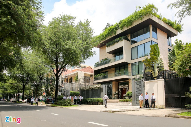 Biệt thự được xây dựng kín cổng cao tường với với tông nâu, đen chủ đạo. Nhìn từ bên ngoài, biệt thự phủ đầy cây xanh tạo cảm giác mát mẻ. Ảnh: Zing.