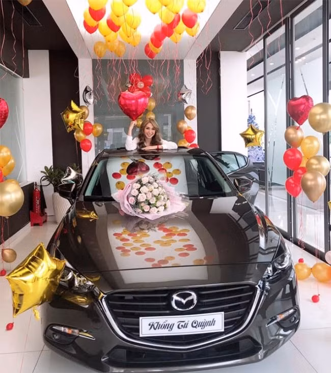 Ở tuổi 29, dù không quá nổi tiếng như thời đầu nhưng ca sĩ Khổng Tú Quỳnh vẫn là một ngôi sao có kinh tế vững chắc. Tháng 12/2018, Khổng Tú Quỳnh khoe mua xe hơi mới để làm phương tiện đi diễn.