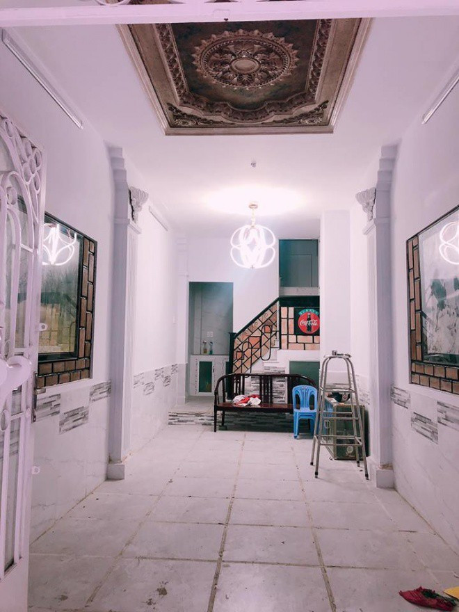 Ngôi nhà của Khổng Tú Quỳnh có 1 tầng trệt, 4 lầu, và sân thượng.