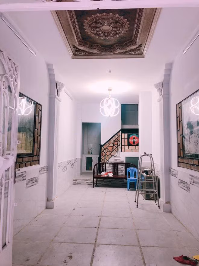 Ngôi nhà của Khổng Tú Quỳnh có 1 tầng trệt, 4 lầu, và sân thượng.