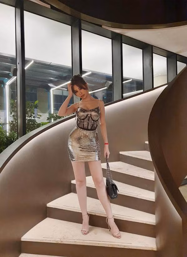 Nữ ca sĩ Khổng Tú Quỳnh cũng không ngại diện những bộ cánh hàng hiệu đắt tiền chứng tỏ đẳng cấp.