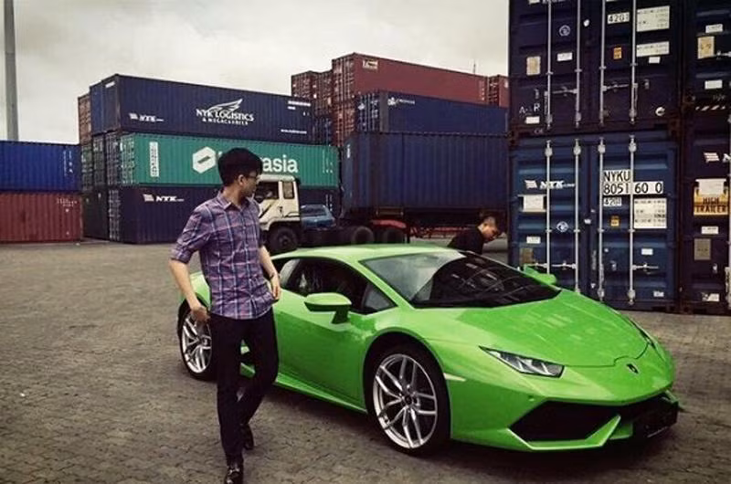 Chàng thiếu gia đình đám nhất nhì Sài thành này có bộ sưu tập siêu xe tiền tỉ đáng nể.