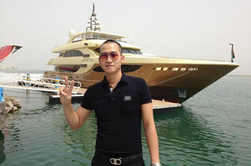 Đỗ Bình Dương sinh ra trong một gia đình giàu. Là con trai ông Đỗ Văn Bình – Chủ tịch HĐQT Công ty Cổ phần Đại Dương. Anh nắm giữ chức vụ Giám đốc Marketing của công ty.