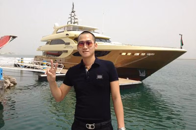 Đỗ Bình Dương sinh ra trong một gia đình giàu. Là con trai ông Đỗ Văn Bình – Chủ tịch HĐQT Công ty Cổ phần Đại Dương. Anh nắm giữ chức vụ Giám đốc Marketing của công ty.