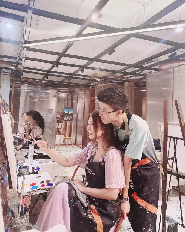 Tuy nhiên, mới đây, cặp đôi đã chính thức âm thầm đường ai nấy đi. Thiếu gia Sài Gòn cũng không ngại chia sẻ hình ảnh tình tứ bên người mới.