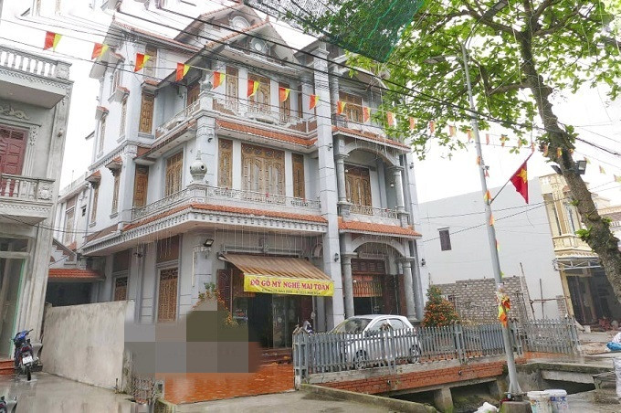 Biển hiệu giới thiệu về xưởng sản xuất đồ gỗ mỹ nghệ treo dày đặc. Ảnh: Vietnamnet.