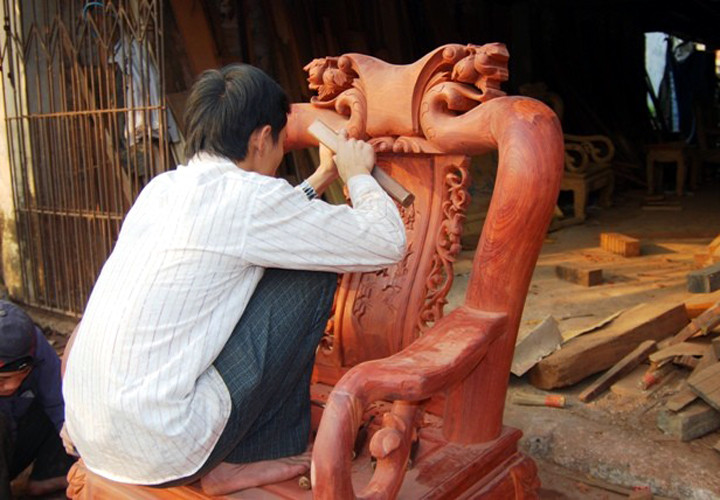 Chủ nhân của không ít xưởng gỗ, cửa hàng nội thất ở làng nghề này khoe có bằng cử nhân loại giỏi, loại khá. Ảnh: mynghehaiminh