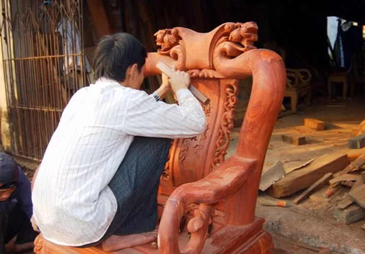 Chủ nhân của không ít xưởng gỗ, cửa hàng nội thất ở làng nghề này khoe có bằng cử nhân loại giỏi, loại khá. Ảnh: mynghehaiminh