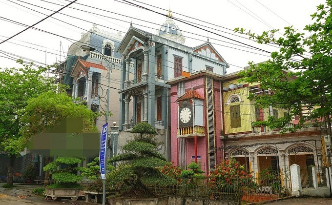 Bên cạnh các ngôi nhà 3 tầng bề thế còn có nhiều biệt thự lớn nhỏ nằm san sát. Ảnh: Vietnamnet.