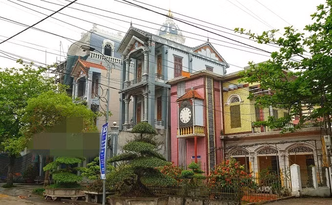 Bên cạnh các ngôi nhà 3 tầng bề thế còn có nhiều biệt thự lớn nhỏ nằm san sát. Ảnh: Vietnamnet.