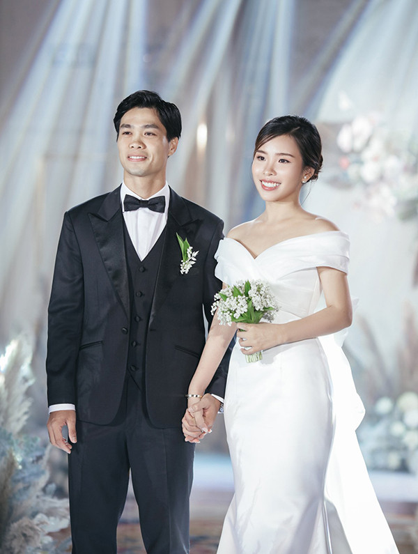 Ngày 16/11 tới đây, cầu thủ Công Phượng sẽ chính thức về chung một nhà với bà xã Viên Minh (tên đầy đủ là Tô Ngọc Viên Minh, SN 1993). Dù chỉ còn ít ngày nữa là đám cưới của Công Phượng sẽ diễn ra nhưng thứ duy nhất người ta biết được vỏn vẻn là "tấm thiệp mời trên bàn". Ảnh: NCPJ.