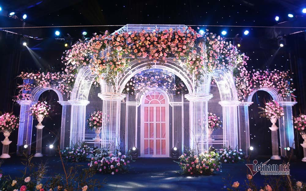 Đơn vị tổ chức đám cưới Duy Mạnh - Quỳnh Anh cũng khẳng định chi phí là số tiền ‘khá lớn’, riêng tiền hoa tươi dùng trang trí là hơn 200 triệu đồng. Ảnh: Vietnamnet.