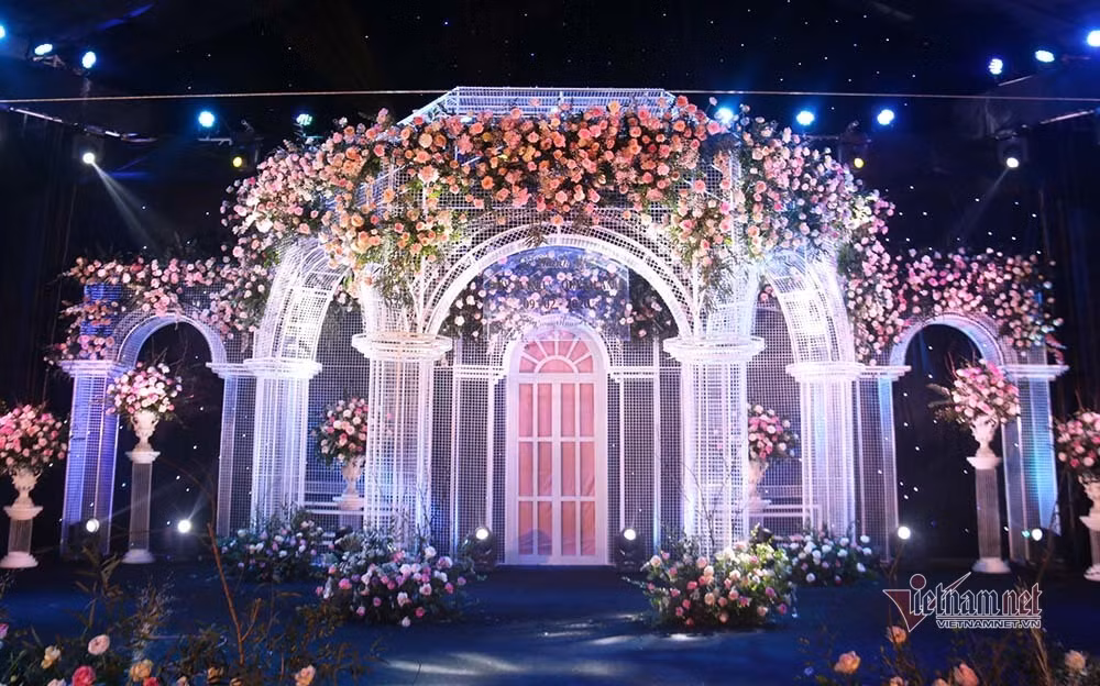 Đơn vị tổ chức đám cưới Duy Mạnh - Quỳnh Anh cũng khẳng định chi phí là số tiền ‘khá lớn’, riêng tiền hoa tươi dùng trang trí là hơn 200 triệu đồng. Ảnh: Vietnamnet.
