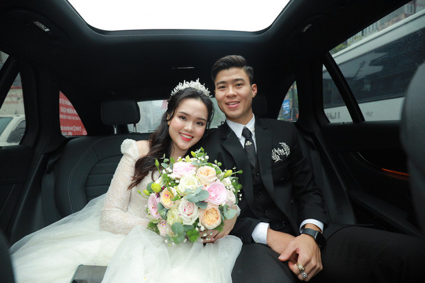 Đầu tháng 2/2020, đám cưới của cầu thủ Duy Mạnh và Quỳnh Anh thu hút sự chú ý của đông đảo dư luận. Tiệc ban ngày đã được tổ chức ở sân bóng xã Liên Hà, nơi gắn bó với thời thơ ấu của Duy Mạnh. Vào buổi tối, cặp đôi chọn khách sạn 5 sao JW Marriott để tổ chức hôn lễ. Ảnh: Pháp luật và bạn đọc.