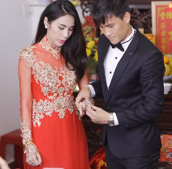 Trong lễ bái Gia tiên, Công Vinh đã trao cho Thủy Tiên chiếc nhẫn kim cương có giá trị lên đến 50.000 USD (hơn 1 tỷ đồng). Ảnh: FBNV.