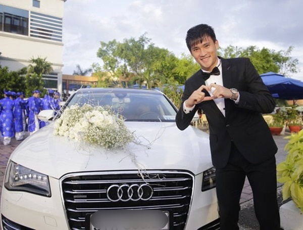 Trong đám cưới của mình, Công Vinh đã sử dụng 4 siêu xe rước dâu với giá trị xấp xỉ 4,9 tỷ đồng/chiếc, tổng dàn xe tiêu tốn gần 20 tỷ đồng. Ảnh: FBNV.