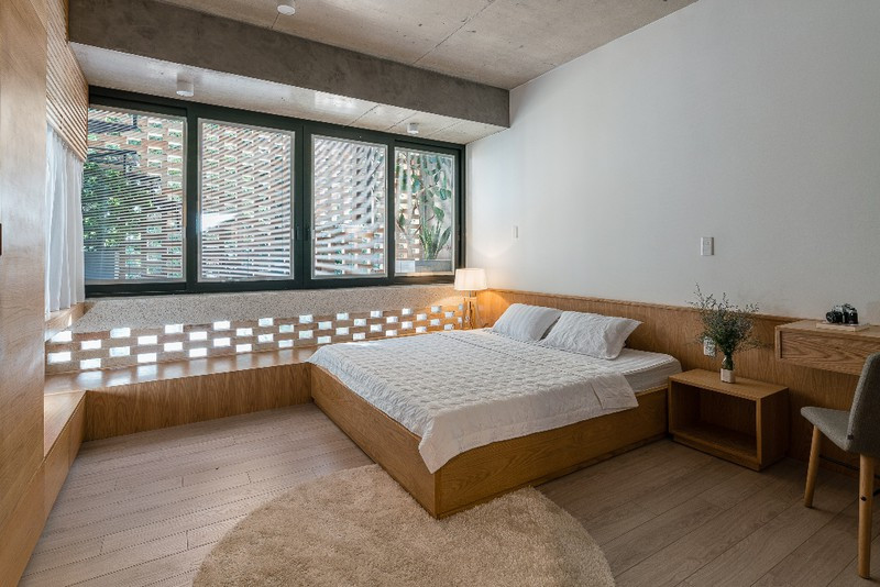 Phòng ngủ ngập ánh sáng.