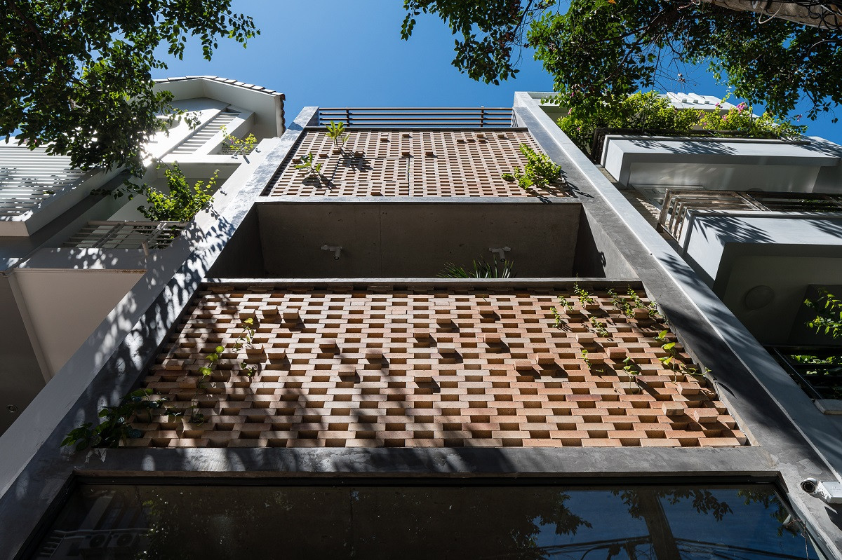 Tuy nhiên, với H House, KTS G+ Architects tạo ra hai lớp vỏ để mang lại sự mát mẻ cho không gian bên trong. Lớp vỏ thứ nhất làm bằng gạch chịu lửa, bền chắc, nhẹ, ít bám bụi.